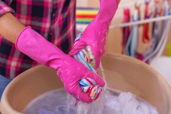 Las mujeres lavan la ropa en el lavabo . —  Fotos de Stock