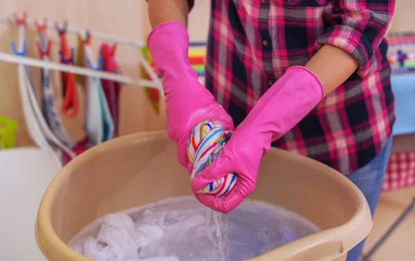 Womens hands wash clothes in the basin. — Stock Photo, Image