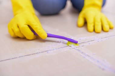 Yerdeki döşemeleri temiz.