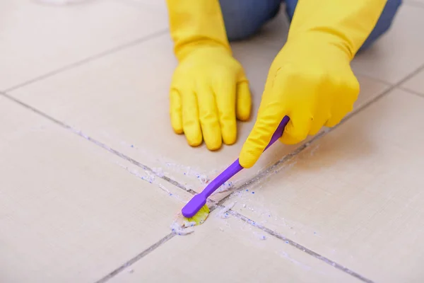 Clean the tiles on the floor. — Stock Photo, Image
