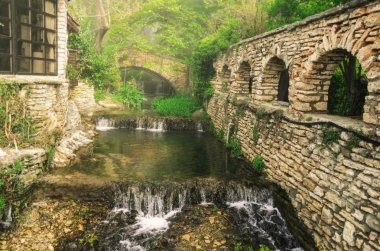 Terk edilmiş bir Estate su akışı.