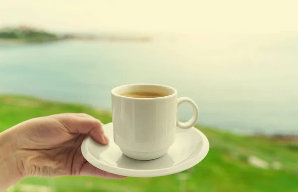 Coupe de café à la main sur le fond de la mer . — Photo