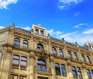 Gökyüzüne karşı eski bir bina.