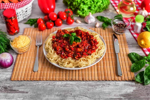 Тарілка спагеті на столі . — стокове фото