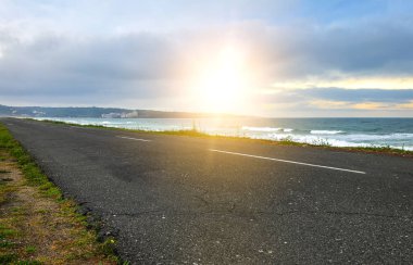 Denizin kenarında eski yol.