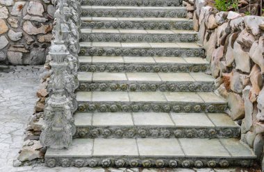 Taş merdiven süsleme unsurları ile. Yakın çekim.
