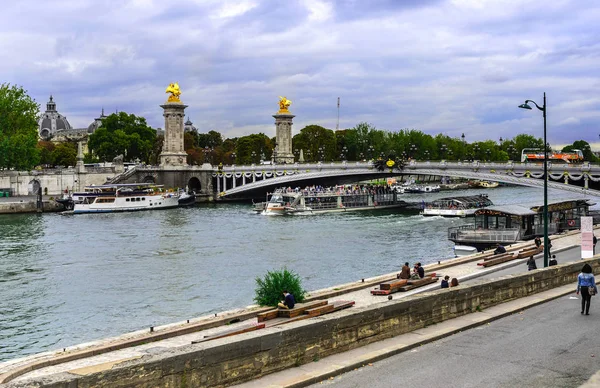 Barcos de recreo en el río Sena en París . —  Fotos de Stock