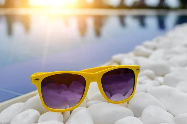 Solglasögon på kanten av poolen. — Stockfoto