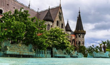 Kale içinde aşk ile Ravadinovo köyü rüzgarda. Bulgaristan.