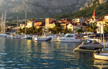 Makarska şehir batımında çıkabilir. Hırvatistan.