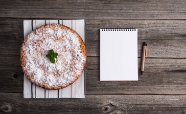 Ev yapımı kek. İşte tarifi karşılamak için bir not defteri.