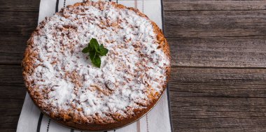 Ev yapımı pasta ahşap bir masa üzerinde. Yakın çekim.