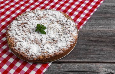 Ev yapımı kek üzerine damalı bir masa örtüsü. Yakın çekim.