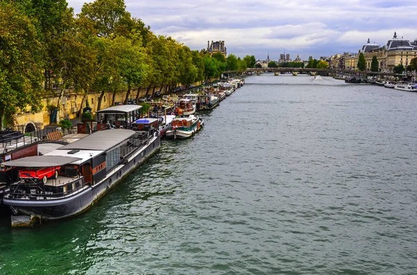 Paris'te Seine Nehri üzerinde zevk tekneler.