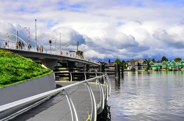 Köy, Zanse-Schans'a kanalı, Hollanda'nın yakasında.