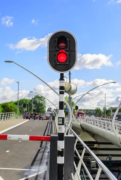 Светофор на мосту, который раздвигается . — стоковое фото