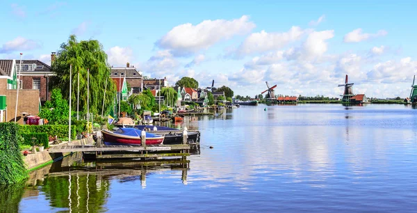 Village of Zanse-Schans on the bank of the canal, the Netherlands. — Stock Photo, Image