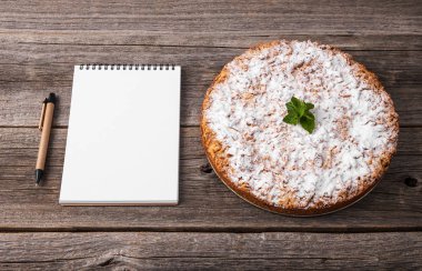 Ev yapımı kek. İşte tarifi karşılamak için bir not defteri.