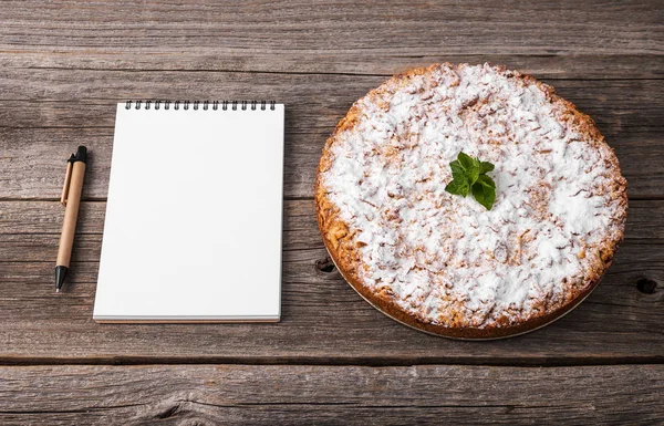 Ev yapımı kek. İşte tarifi karşılamak için bir not defteri.