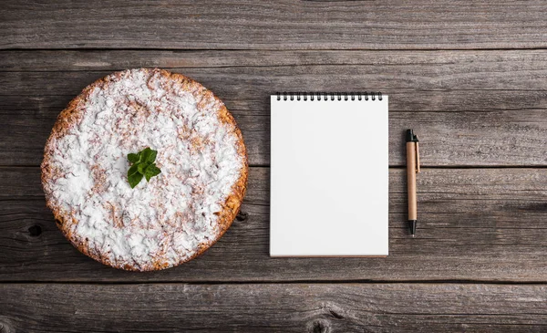 Ev yapımı kek. İşte tarifi karşılamak için bir not defteri.