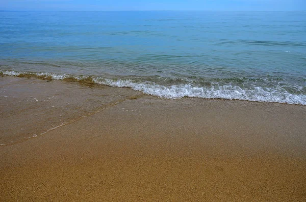 Мокрый песок на пляже. Часть моря видна. . — стоковое фото