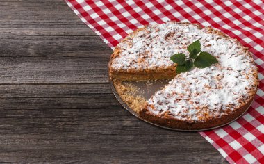 Ahşap bir masa üzerine elmalı turta. Yakın çekim.