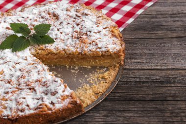 Ahşap bir masa üzerine elmalı turta. Yakın çekim.