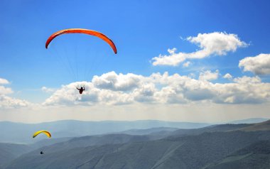 Gökyüzü hava yüzen yamaçparaşütü.