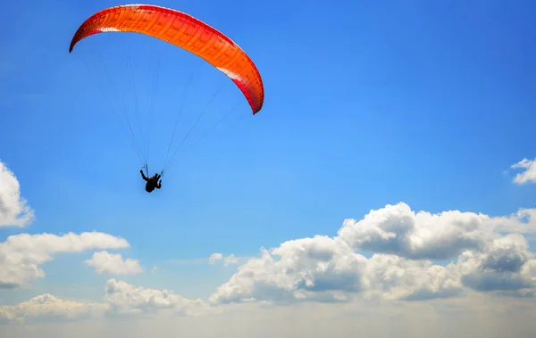 Paraglider svävar i luften mot himlen. — Stockfoto