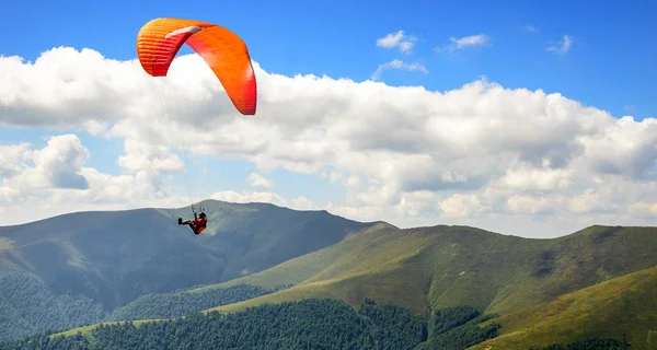 Paraglider floating in the air against the sky. — Stock Photo, Image
