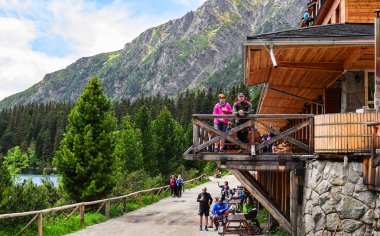 Ahşap küçük ev kafe dağlarda. Tatras, Slovakya.