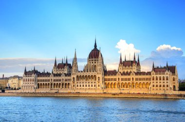 Macaristan Parlamentosu'nun gün batımında. Nehir parçası görülür.