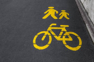 Yaya iz ve kaldırımda bisiklet yolları.