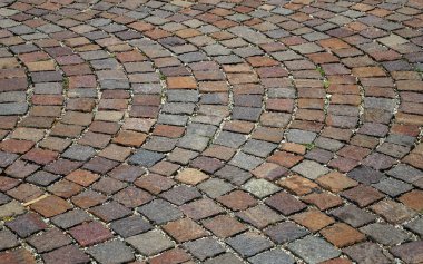 Kaldırım taşı yarım daire içinde koydu. Yakın çekim.