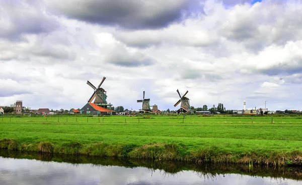 Antiguo molino en el pueblo de Zaanse Schans Países Bajos . — Foto de Stock