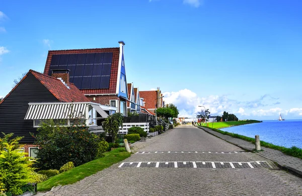 Houses in the village of Volendam, the Netherlands. — Stock Photo, Image