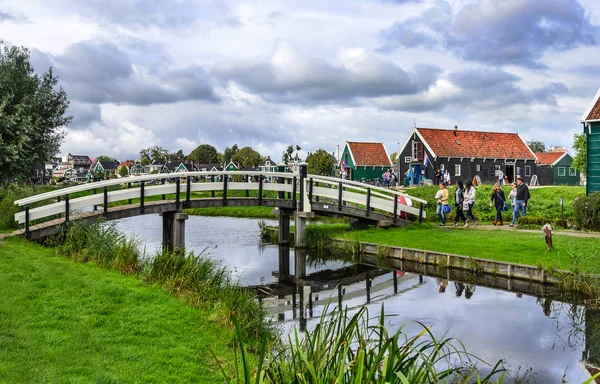 Bridge over the canal in the tourist village of the Netherlands. — Stock Photo, Image