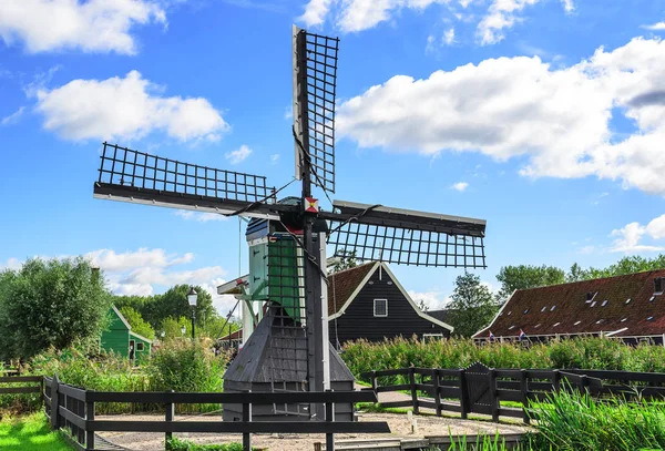 Antiguo molino en el pueblo de Zaanse Schans Países Bajos . — Foto de Stock