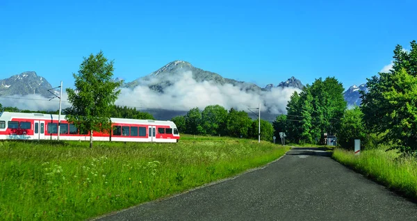 Liten sightseeing tåg i Tatrabergen, Slovakien. — Stockfoto