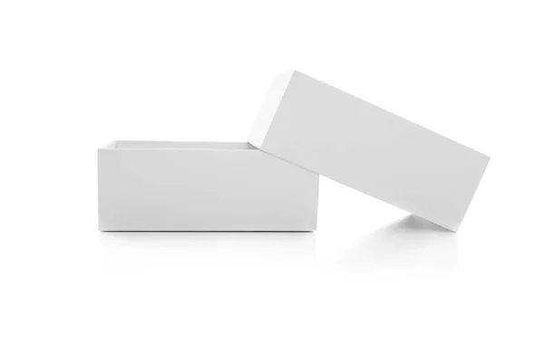 Boîte blanche isolée sur fond blanc. Gros plan . — Photo