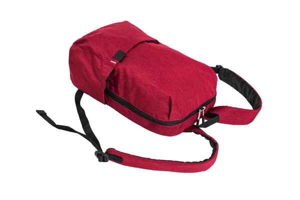 Roter Rucksack liegt, Isolation auf weißem Hintergrund. — Stockfoto