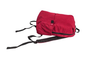 Kırmızı sırt çantası yatıyor, beyaz bir arka plan üzerinde yalıtım.