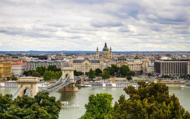 Bir yükseklikten Budapeşte görünüm.