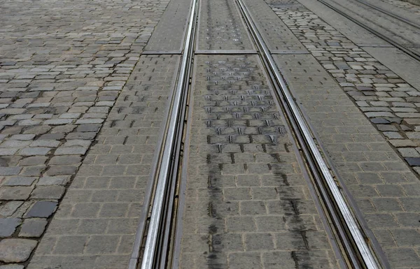 Wege für eine Stadtbahn. fotografiert vor dem Hintergrund von Pflastersteinen. — Stockfoto