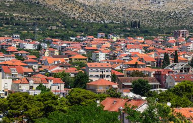Arka planda dağların Trogir şehri. Hırvatistan.