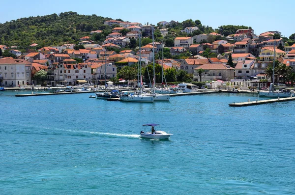 Puerto de Trogir con barcos y barcos, Croacia . —  Fotos de Stock