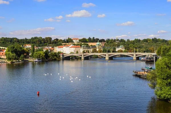 Floden Moldau i Prag, Tjeckien. Man kan se huset vid vattnet. — Stockfoto