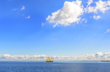 Ufukta denizin yelkenli gemi.