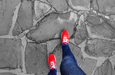 Spor ayakkabılar bacaklar bir adım kaldırıma olun.