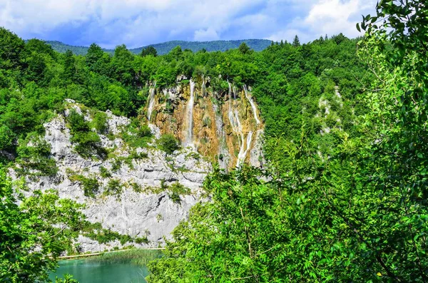 Cachoeiras no território dos Lagos Plitvice. Croácia . — Fotografia de Stock